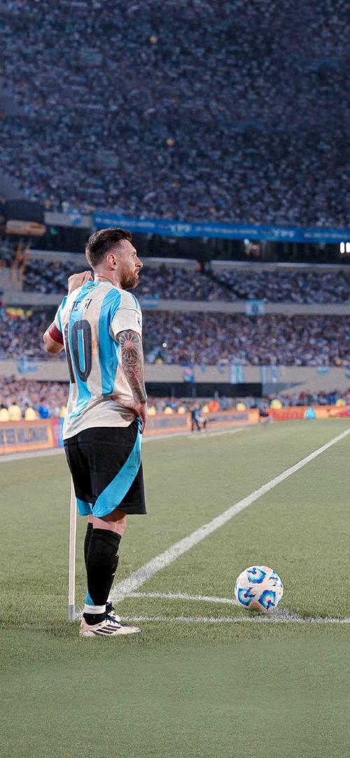 欧冠赛前穆里尼奥与两名昔日弟子重逢，并亲吻了斯内德的光头