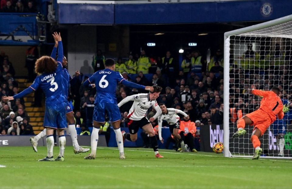 足球英超双红会爆发冲突，多人吃黄牌